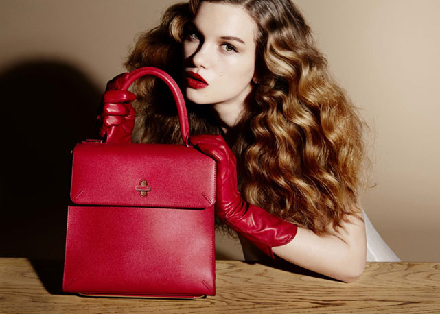 Modelo Bogart da nova coleção de Charlotte Olympia vem com um par de luvas combinando - Foto: Reprodução