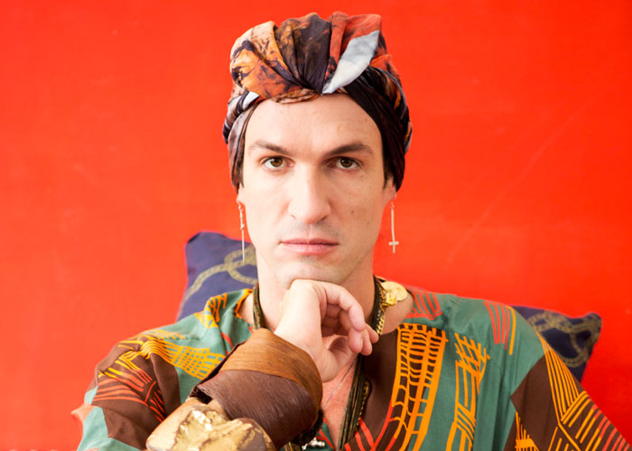 Dudu Bertholini, âncora e um dos personagens do documentário "De Gravata e Unha Vermelha" - Foto: Reprodução/ Harper's Bazaar