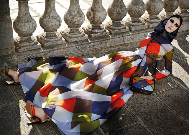 Sob o Sol de Paris: vestido de seda, bolsa e sapatos de couro - Fotos: reprodução/Harper's Bazaar