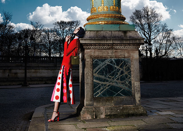 Suéter de lã, saia de couro e lenço de seda - Fotos: reprodução/Harper's Bazaar