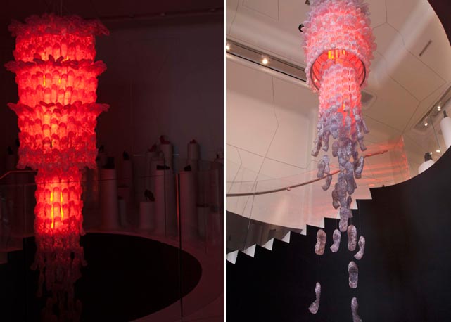 Uma das instalações da Galeria Melissa em Nova York, um lustre composto com centenas de Melissa Campana Fitas – Fotos: divulgação