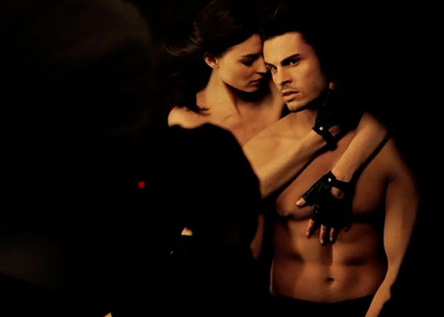 Click do shooting da campanha do novo perfume de Karl Lagerfeld, fotografada pelo próprio kaiser - Foto: Reprodução