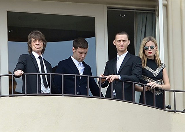 Mick Jagger e os filhos James Jagger, Gabriel Jagger e Georgia May Jagger em Beverly Hills pouco antes do funeral da estilista L'Wren Scott – Foto: Reprodução