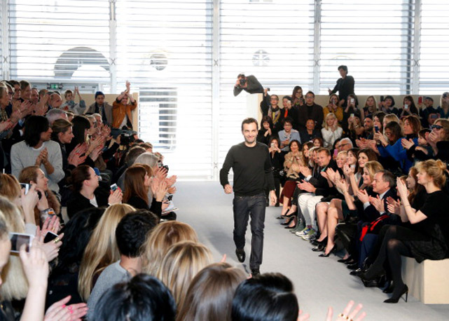 Nicolas Ghesquière ao final da sua estreia na Louis Vuitton - Foto: Getty Images