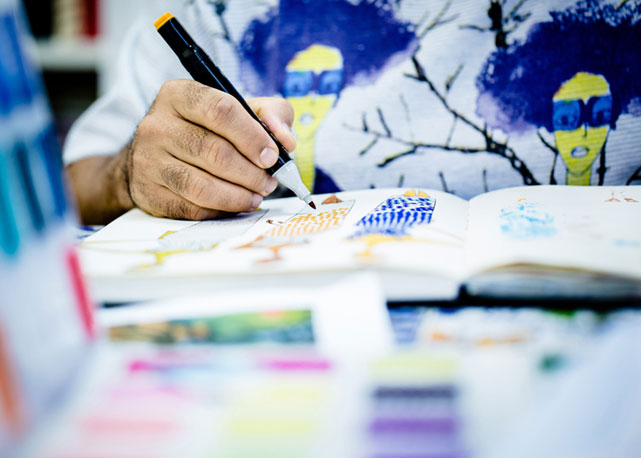 O estilista Ronaldo Fraga, na criação de seus croquis para seu verão 2015 - Foto:Flavia Canavarro/ divulgação