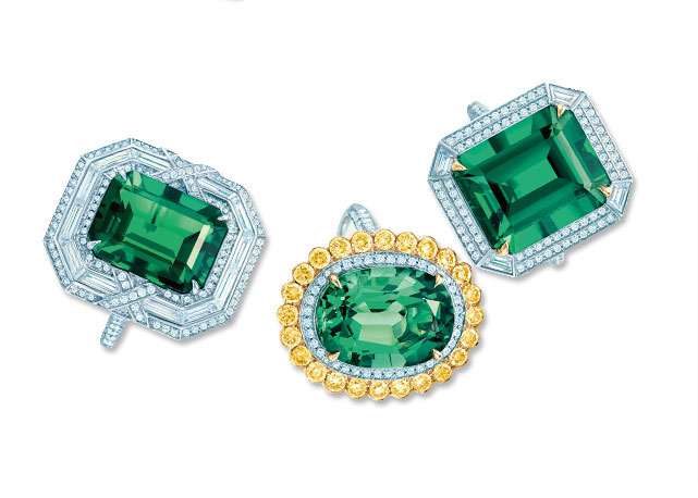 Nas pontas, anéis de platina e esmeralda da coleção Blue Book. Ao centro, anel de platina, esmeralda e diamantes amarelos - Foto: reprodução/Harper's Bazaar