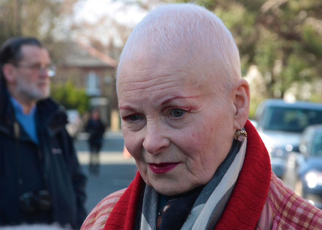 Vivienne Westwood aparece careca em protesto em Londres - Foto: Reprodução