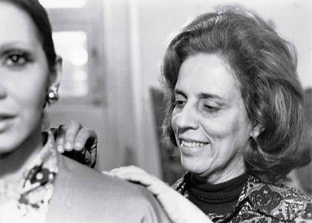 Zuzu trabalhando em seu ateliê no Rio, em 1971 - Foto: reprodução/Harper's Bazaar