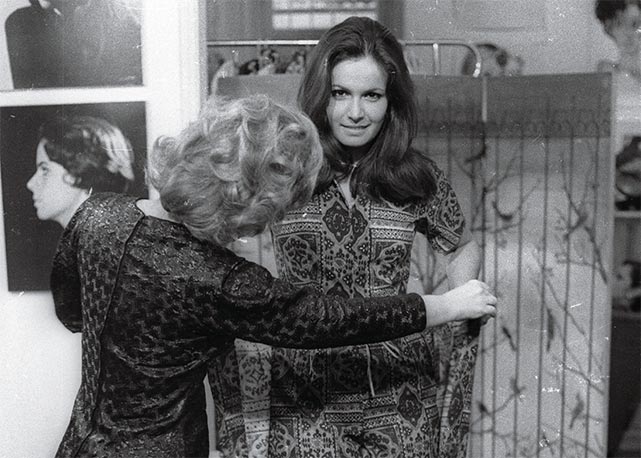 Zuzu trabalhando em seu ateliê no Rio, em 1971 - Foto: reprodução/Harper's Bazaar