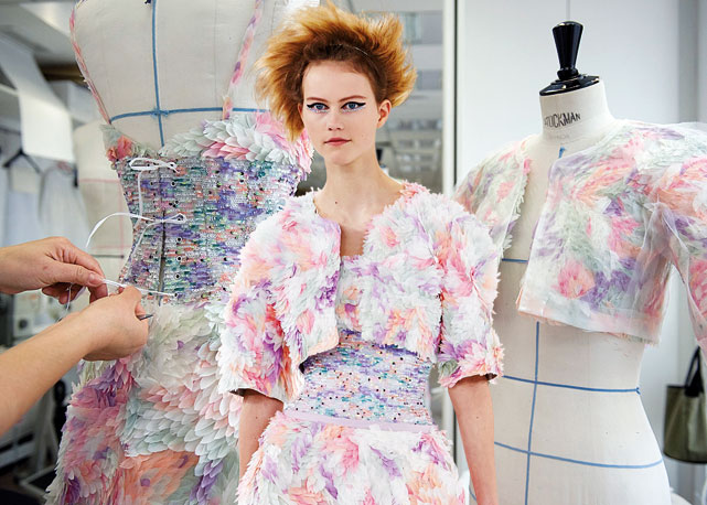 Cobertos de penas de pato multicoloridas, o vestido de organza de seda, mais o corset com 77 mil paetês aplicados, levaram quase 500 horas para ficar prontos – Fotos: Reprodução/ Harper’s Bazaar