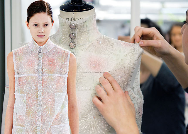 O kaiser simplifica as linhas da alta-costura, que ganha imagem mais próxima à do prêt-à-porter, mas não abre mão da luxuosa tradição de materiais e bordados da Chanel - Fotos: Reprodução/ Harper's Bazaar