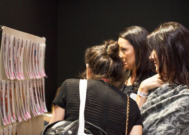 Convidados conferem novidades no backstage da Animale - Foto: Carol Barrionuevo/Harper's Bazaar