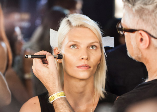 Últimos retoques na beleza do desfile - Foto: Carol Barrionuevo/Harper's Bazaar