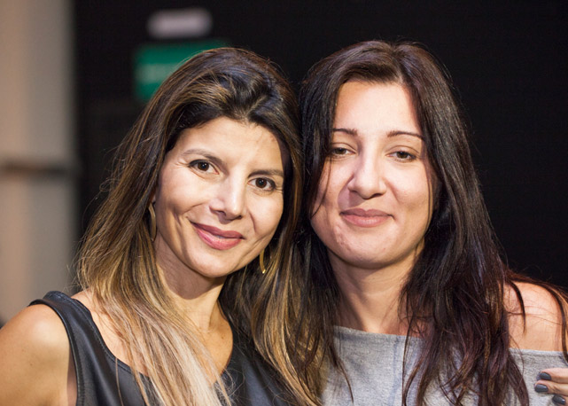 Priscila e Claudia juntas, segundos antes de o desfile começar - Foto: Carol Barrionuevo/Harper's Bazaar