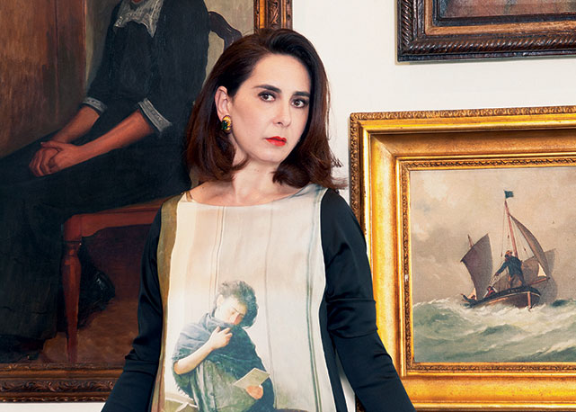 Na foto acima, na sala que concentra as pinturas do século 19, Claudia usa vestido Oma Tees com estampa da obra Saudade, de Almeida Júnior - Foto: Jorge Lepesteur/Harper's Bazaar