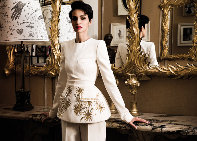 Terno de seda bordado com folhas de palmeirade ouro - Foto: Thanassis Krikis/Arquivo Harper's Bazaar 
