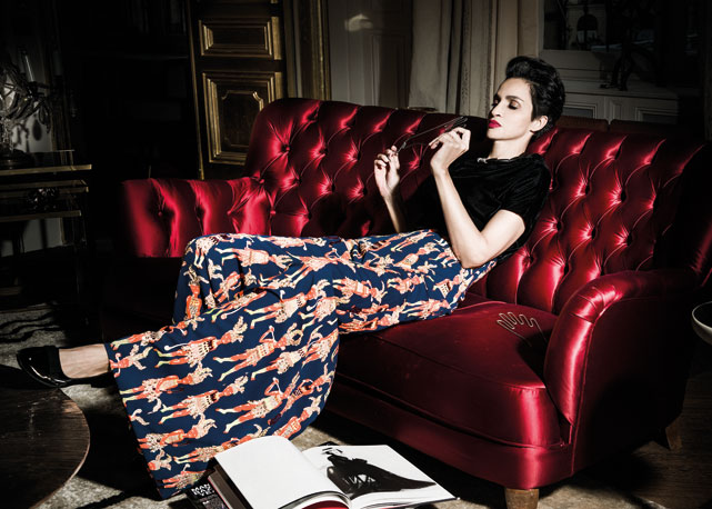 Blusa de veludo de seda drapeado e calça de seda, todos da Schiaparelli Haute Couture (marca usada em todos os looks da matéria). Colar Calla, de ébano e diamantes Vhernier. Sapatos Christian Louboutin - Foto: Thanassis Krikis/Arquivo Harper's Bazaar 