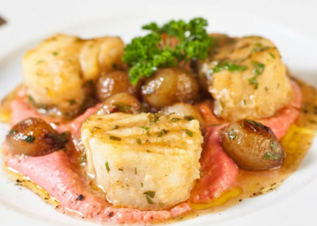 Bacalhau ao vinho branco, batata roxa e echalote - Foto: Divulgação