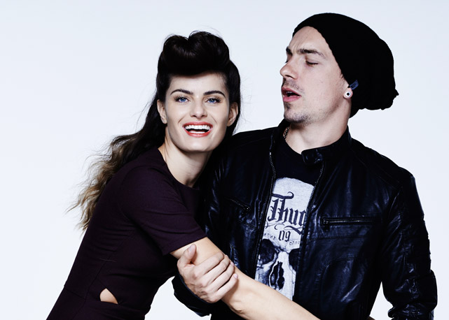 Isabeli e o namorado juntos nos bastidores do shooting da Bazaar - Foto: reprodução/Harper`s Bazaar