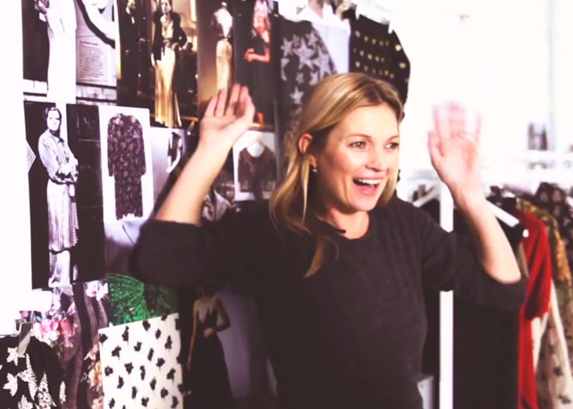 Kate Moss na frente do mood board da coleção - Foto:reprodução