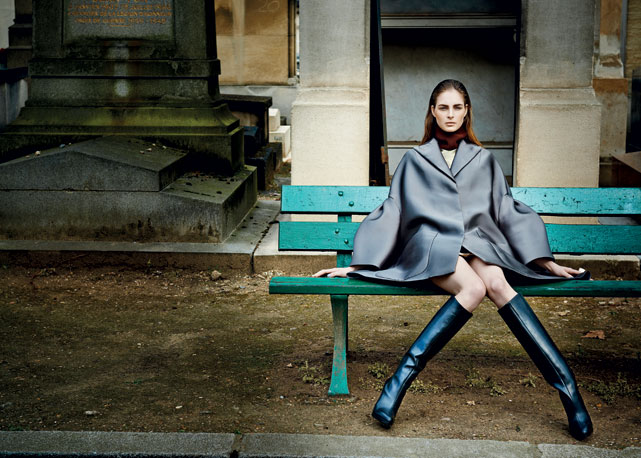 Laura Love usa casaco de seda metalizada dupla-face; vestido metálico dourado e botas de couro. Todos os looks do editorial são do inverno 2015 da Dior - Foto: reprodução/Harper's Bazaar