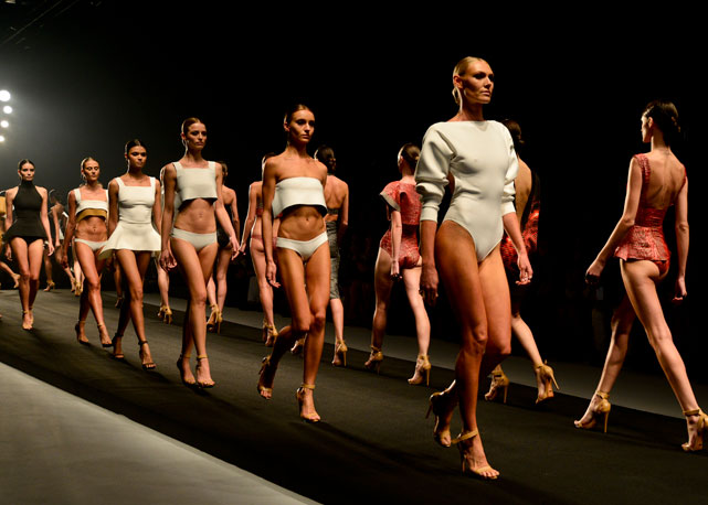 O desfile de verão 2014 da Lenny Niemeyer - Foto: Agência Fotosite