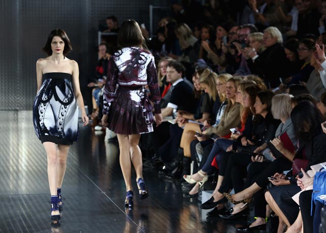 Passarela do próximo verão de Mary Katrantzou, em Londres - Foto: Getty Images
