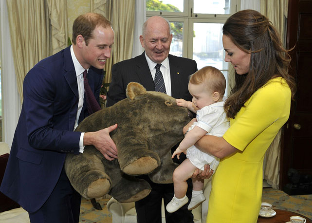 Príncipe William mostrando ao pequeno George seu novo brinquedo de pelúcia, um Vombat, dado de presente pelo governador-general Peter Cosgrova - Foto: Getty Images