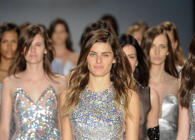 Isabeli Fontana na passarela de verão 2015 da Tufi Duek - Foto: Getty Images