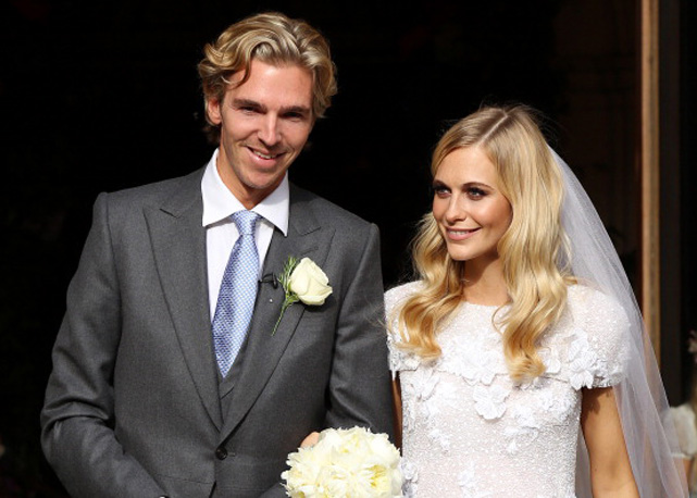 Poppy Delevingne e James Cook logo deixam a igreja de St Paul's, em Londres - Foto: Getty Images