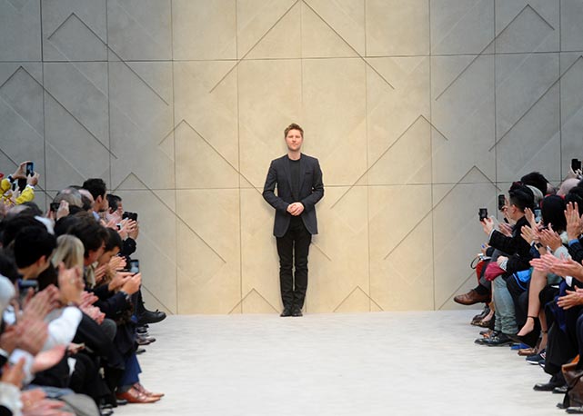 Bailey ao final do desfile masculino da Burberry, em Londres, em 8 de janeiro de 2014 - Foto: Getty Images