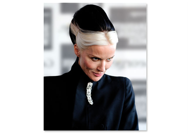 Daphne Guinness, em 2012, com a mecha e o penteado que viraram suas marcas-registradas - Foto:reprodução