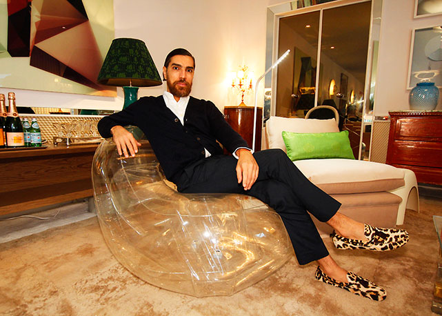 O editor de lifestyle da Bazaar Fabrizio Rollo em seu ambiente na Casa Cor - Foto: Arthur Vahia/SiteRG