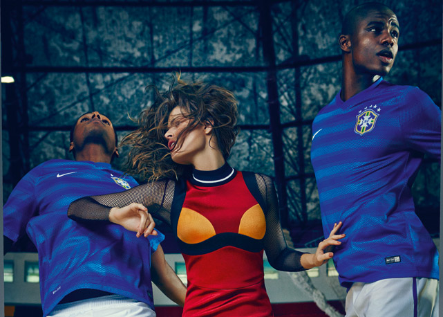 No editorial by Fabio Bartelt Isabeli usa top telado do acervo da stylist e vestido de tricô da Prada - Foto: reprodução/Harper's Bazaar