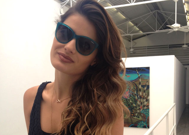 Isabelli Fontana revela para a Bazaar seus óculos escuros prediletos - Foto: reprodução