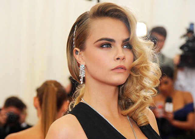 Cara Delevingne com brinco Cartier no gala do MET de 2014 - Foto: Getty Images