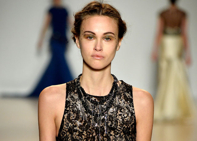 Look do inverno da Lela Rose, em desfile realizado dia 9 de fevereiro de 2014, na semana de moda de Nova York - Foto: Getty Images
