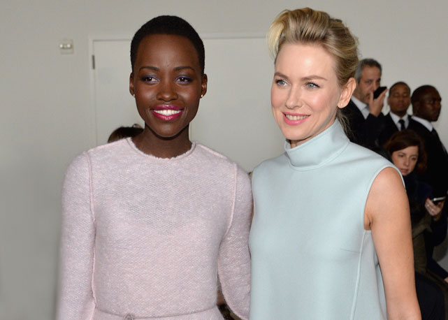 Luita Nyong'o e Naomi Watts no desfile de inverno 2015 da Calvin Klein Collection - Foto: Getty Images