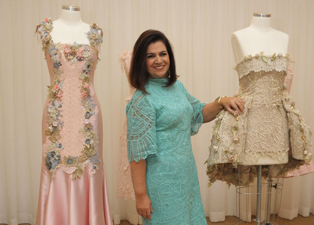 A estilista com algumas de suas criações - Foto: divulgação