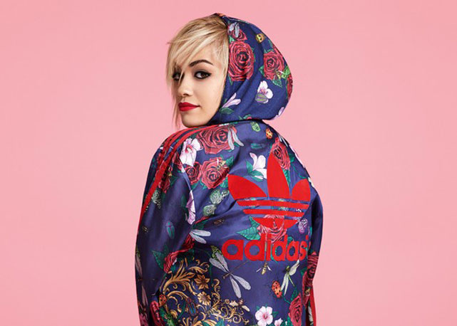 Rita Ora faz pose com sua coleção para a Adidas - Foto: divulgação