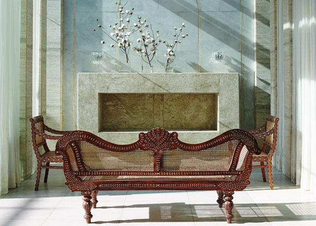 Jardim de inverno de mármore com sofá e poltrona made in India, do antiquário Juliana Benfatti - Foto: reprodução/Harper's Bazaar/Ilana Bessler e Arthur Nobre