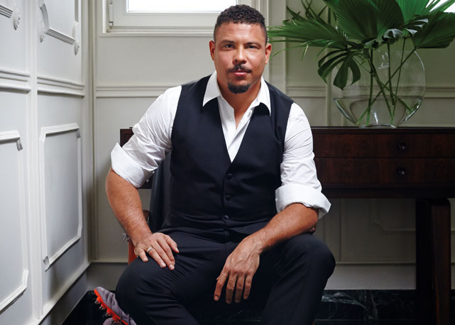 No lavabo com piso de mármore, Ronaldo usa smoking Dolce & Gabbana e sapatos Louis Vuitton - Foto: reprodução/Harper's Bazaar/Ilana Bessler e Arthur Nobre