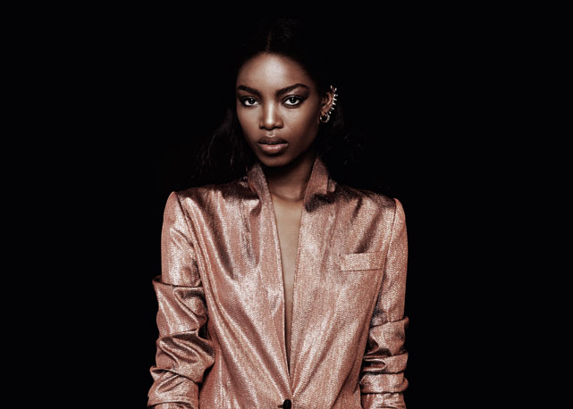 Maria Borges usa blazer da Gucci nas páginas da Bazaar - Foto: reprodução
