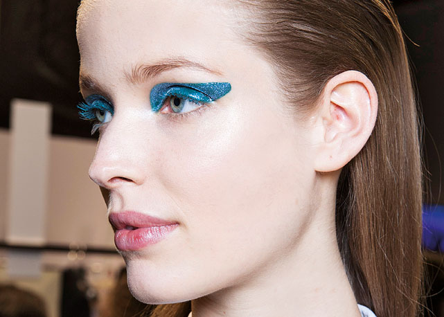 Sombra azul no desfile de inverno 2004 da Dior - Foto: Getty Images