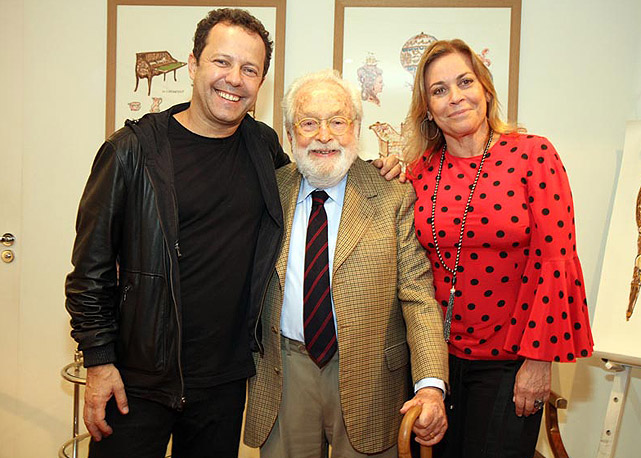 Jorge Hue (ao centro) com Vik Muniz e Esther Giobbi - Foto: Marina Malheiros/divulgação