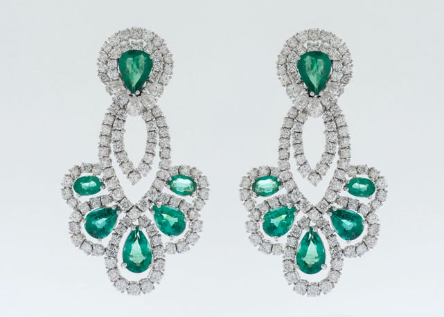 O brinco de diamantes com esmeraldas - Foto:divulgação