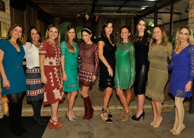 Algumas das convidadas foram com os vestidos de crochet feitos por Giovana Dias para prestigia-la - Foto:João Sal/divulgação