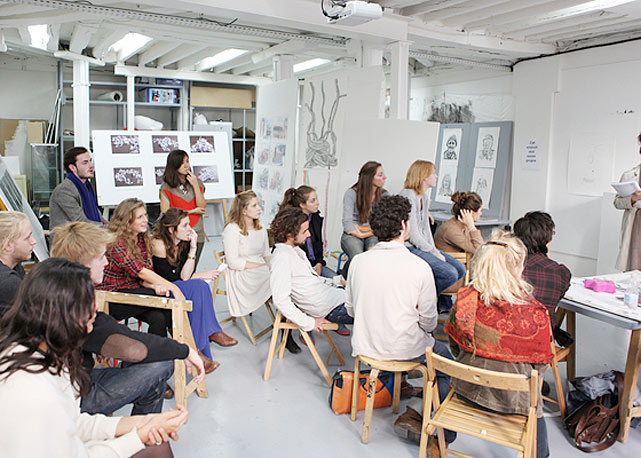 Uma das aulas no Atelier Sèvres - Foto:reprodução