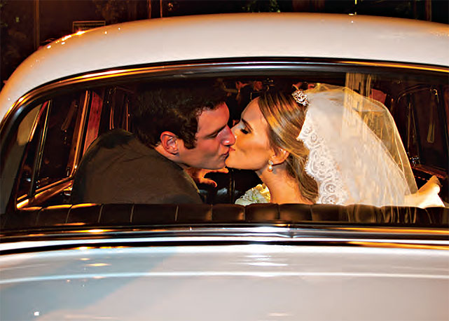 O tradicional beijo no carro - Foto: reprodução/Bazaar Noiva