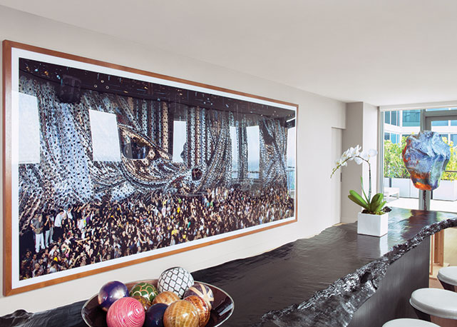 Sala de jantar com fotografia de Andreas Gursky e escultura de Franz West - Foto: reprodução/Christopher Sturman/Harper's Bazaar